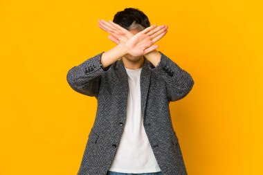 Genç, sıska İspanyol adam iki kolu çapraz tutuyor, inkar kavramı..