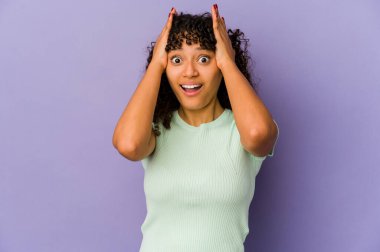 Genç Afrikalı Afro-Amerikan kadın yalnız başına çığlık atıyor, çok heyecanlı, tutkulu, bir şeyden memnun..