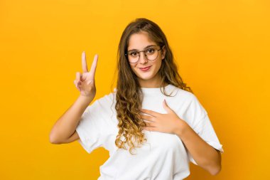 Beyaz bir kadın yemin ediyor, elini göğsüne koyuyor..