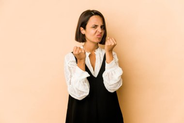 Kameraya yumruk sallayan genç İspanyol kadın, agresif yüz ifadesi..