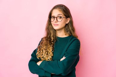 Kafkasyalı genç kadın şüpheli, kararsız, seni sorguluyor..