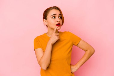 Genç Arap melez kadın şüpheli ve şüpheci bir ifadeyle yana bakıyor..