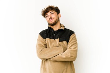 Beyaz arka plandaki genç Arap adam hedeflere ve amaçlara ulaşmayı hayal ediyor.