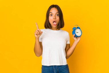 Elinde megafon tutan genç İspanyol kadının bir fikri var, ilham verici bir kavram..