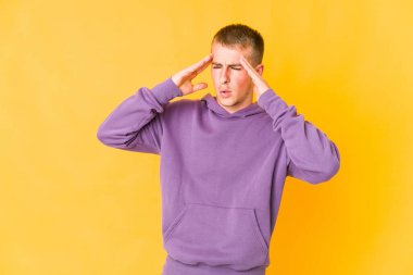 Genç beyaz yakışıklı adam tapınaklara dokunuyor ve baş ağrısı çekiyor..