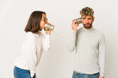 Latin kökenli genç arkadaşlar bir teneke kutu sisteminden konuşuyorlar. Kafaları karışmış, kuşkulu ve emin değiller..