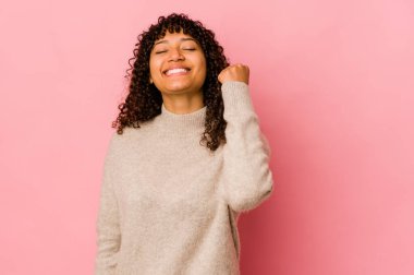 Genç Afrikalı Amerikalı Afro kadın zaferi, tutkuyu ve coşkuyu, mutlu ifadeyi kutluyor..