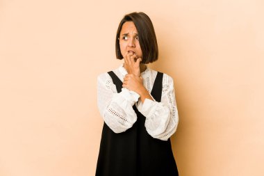 Genç İspanyol kadın tırnak yiyor, gergin ve endişeli..