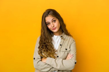 Sıkılmış, yorgun ve dinlenmeye ihtiyacı olan beyaz bir kadın..