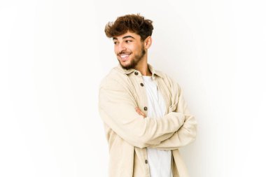 Beyaz arka plandaki genç Arap gülüyor ve eğleniyor..