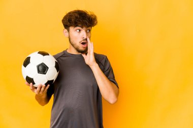 Genç futbolcu Hintli adam gizli bir sıcak fren haberi veriyor.