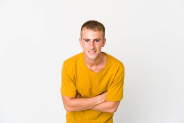 Genç beyaz yakışıklı adam gülüyor ve eğleniyor..