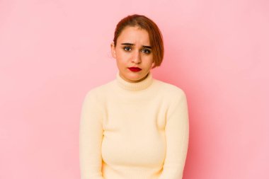 Genç Arap melez kadın üzgün, ciddi yüz, mutsuz ve hoşnutsuz..