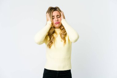 Kafkasyalı genç sarışın kadın ağlıyor, bir şeylerden mutsuz, acı ve kafa karışıklığı konsepti..