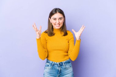 Genç beyaz kadın öfkeyle bağırıyor..