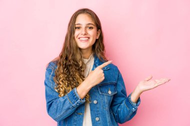 Kafkasyalı genç bir kadın Palm 'da bir kopya yeri tutarken heyecanlanıyor..