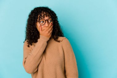Genç Afrikalı Afro-Amerikan kadın düşünceli bir şekilde bir fotokopi odasına el yordamıyla bakıyor..