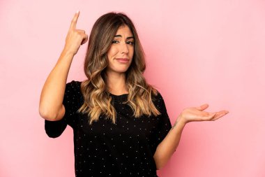 Kafkasyalı genç bir kadın tecrit edilmiş ve elinde bir ürün var..