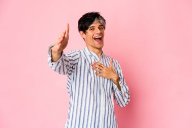 Genç, sıska İspanyol adam kameraya sarıldığı için kendinden emin..