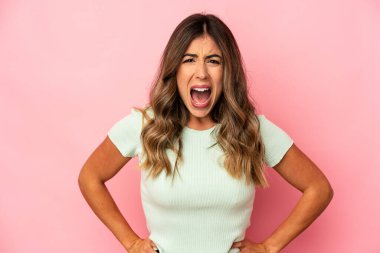 Kafkasyalı genç bir kadın yalnız başına bağırıyor çok kızgın, öfkeli, hayal kırıklığına uğramış.