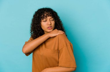 Genç Afrikalı Afro-Amerikan kadın omuz ağrısı çekiyor..