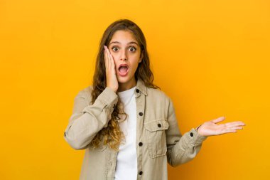 Kafkasyalı genç bir kadın, avuç içi fotokopi alanını elinde tutmaktan etkilenmiş..