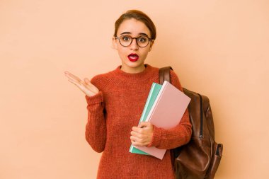 Genç, sıska Arap öğrenci kadın şaşırdı ve şok oldu..