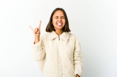 Genç melez kadın parmaklarıyla taş hareketi yapıyor.