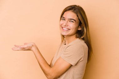 Genç, sıska, Kafkas ergen kız avucunun içinde fotokopi odası tutuyor..