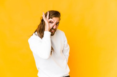 Uzun saçlı genç adam heyecanlı görünüyor. Jesti gözünün önünden ayırma..