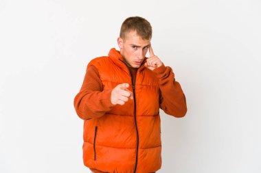 Genç, beyaz, yakışıklı bir adam şakağı parmağıyla işaret ediyor. Düşünüyor, bir göreve odaklanıyor..