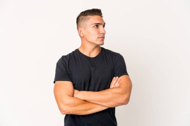 Kafkasyalı yakışıklı genç adam hedeflerine ve amaçlarına ulaşmayı hayal ediyor.