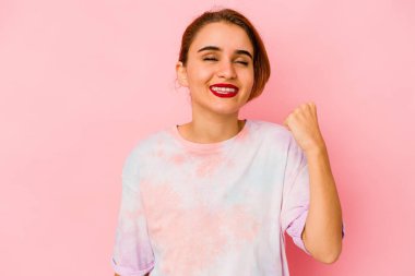 Genç Arap melez kadın zaferi, tutkuyu ve coşkuyu, mutlu ifadeyi kutluyor..