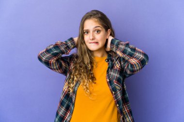 Beyaz tenli hoş bir kadın başının arkasına dokunuyor, düşünüyor ve bir seçim yapıyor..