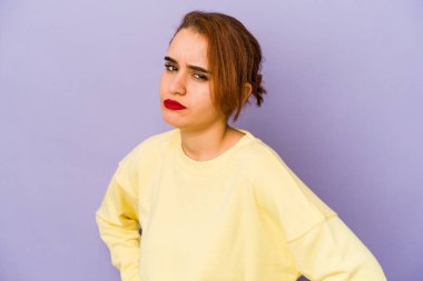 Genç Arap melez kadın hoşnutsuzca kaşlarını çatıyor, kollarını kavuşturuyor..