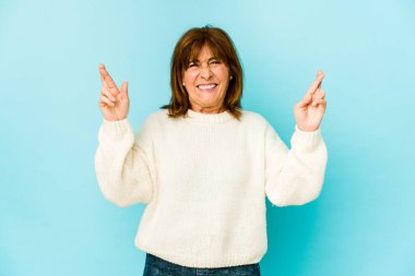 Beyaz kadın şans getirsin diye şans diledi.