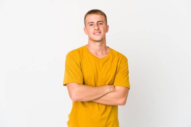 Kendine güveni tam, kararlılığıyla kollarını kavuşturan beyaz tenli yakışıklı bir adam..