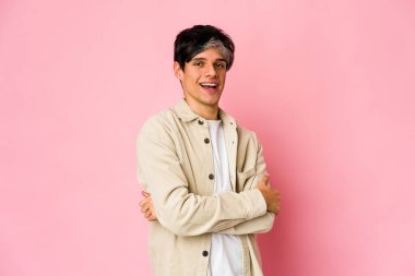 Kendine güveni tam, azimle kollarını kavuşturan genç, sıska İspanyol adam..