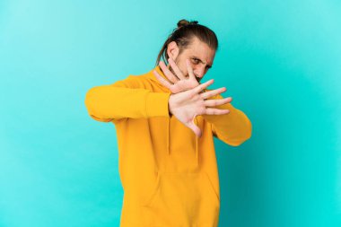 Uzun saçlı genç adam iki kolu çapraz tutuyor, inkar kavramı..