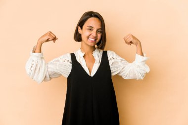 Genç İspanyol kadın, tezahürat yapan tasasız ve heyecanlı bir şekilde izole edildi. Zafer konsepti.