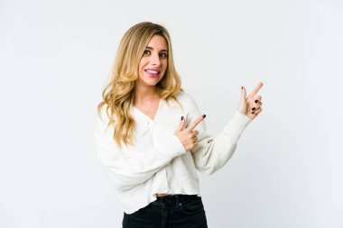 Kafkasyalı sarışın kadın işaret parmağıyla fotokopi çekilen yeri işaret ederek şok oldu..