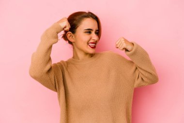 Genç Arap melez kadın zaferden sonra yumruğunu kaldırıyor, kazanan konsept.