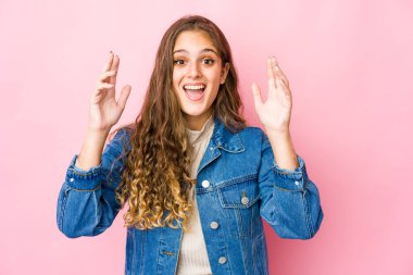 Beyaz bir kadın hoş bir sürpriz yapıyor. Heyecanlı ve el kaldırıyor..