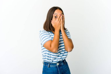 Genç melez kadın, korkmuş ve gergin parmaklarıyla göz kırpıyor..