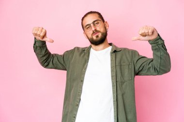 Uzun saçlı genç adam gururlu ve kendinden emin görünüyor, örnek olarak..