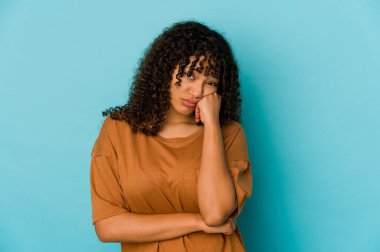 Üzgün ve dalgın hisseden ve fotokopi alanına bakan genç Afro-Amerikan kadın..