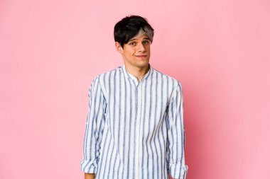 Genç, sıska İspanyol omuz silker ve gözleri açık kalır..