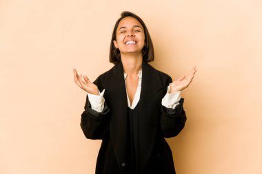 Genç İspanyol kadın neşeli kahkahalarla kendini soyutladı. Mutluluk kavramı.