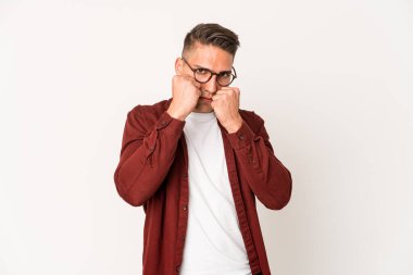 Beyaz tenli yakışıklı bir adam münakaşa sonucu yumruk atıyor, sinirleniyor, kavga ediyor, boks yapıyor..