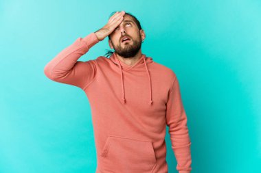 Uzun saçlı genç adam şok olmuş görünüyor, önemli bir buluşmayı hatırladı..